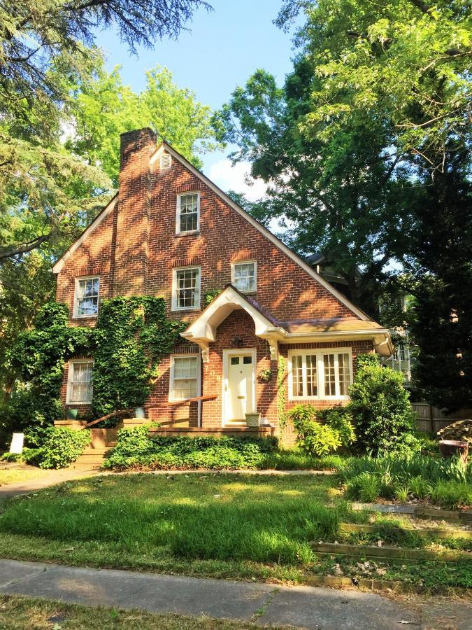 English Cottage Greensboro Exterior photo